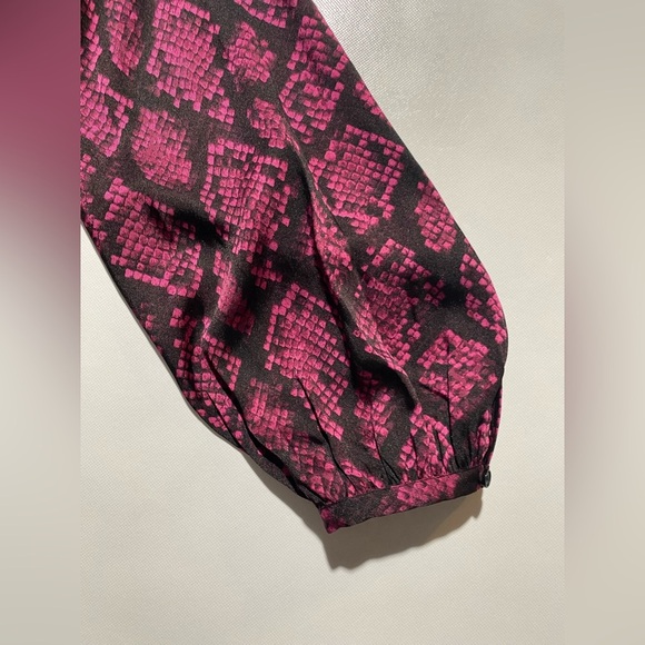 NEW Plus 2X Michael Kors Fuchsia Snake Prnt Satin‎ V Neck Long Sleeve Top $110 - Picture 3 of 8